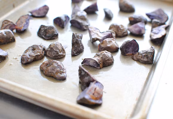 Nếu dùng thay thế bằng khoai lang thì bạn hãy nướng sơ qua trước vì khoai lang có thể chín lâu hơn các nguyên liệu khác.