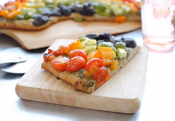 Lấy bánh ra ngoài, trang trí thêm phô mai và hạt tiêu, nước sốt nếu thích. Bánh pizza cầu vồng này vừa đẹp mắt lại còn làm hoàn toàn từ rau củ. Chính vì thế, bạn chẳng phải lo việc ăn béo hay ngậy nữa.