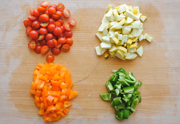 Bước 1: Sơ chế nguyên liệu. Ớt chuông xanh, vàng, cam thái vuông hạt lựu, cà chua bi thái làm đôi hoặc thái lát nhỏ, bí vàng và cà tím thái lát.