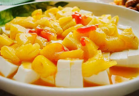 Với người bị gout, dứa có thể được sử dụng như thực phẩm bổ sung giúp làm giảm đau, giảm sưng và ngăn chặn cơn viêm khớp cấp do gout. Có thể dùng dứa ăn trực tiếp, hoặc xay nước ép, nước làm sinh tố, cũng có thể chế biến dứa thành các món ăn khác nhau cũng đều mang lại hiệu quả. Ảnh: 24h.com.