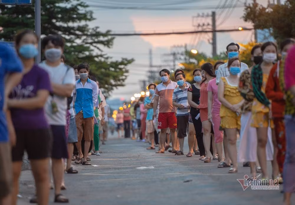 Phuong co nhieu ca Covid-19, quan Binh Tan xet nghiem 57.000 nguoi trong dem