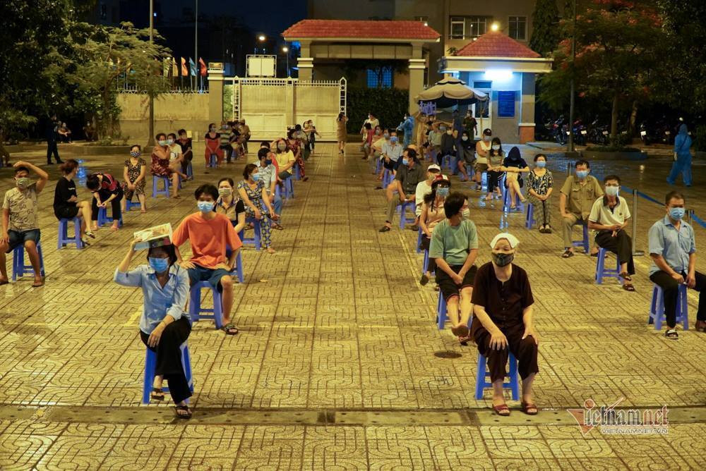 Phuong co nhieu ca Covid-19, quan Binh Tan xet nghiem 57.000 nguoi trong dem-Hinh-12