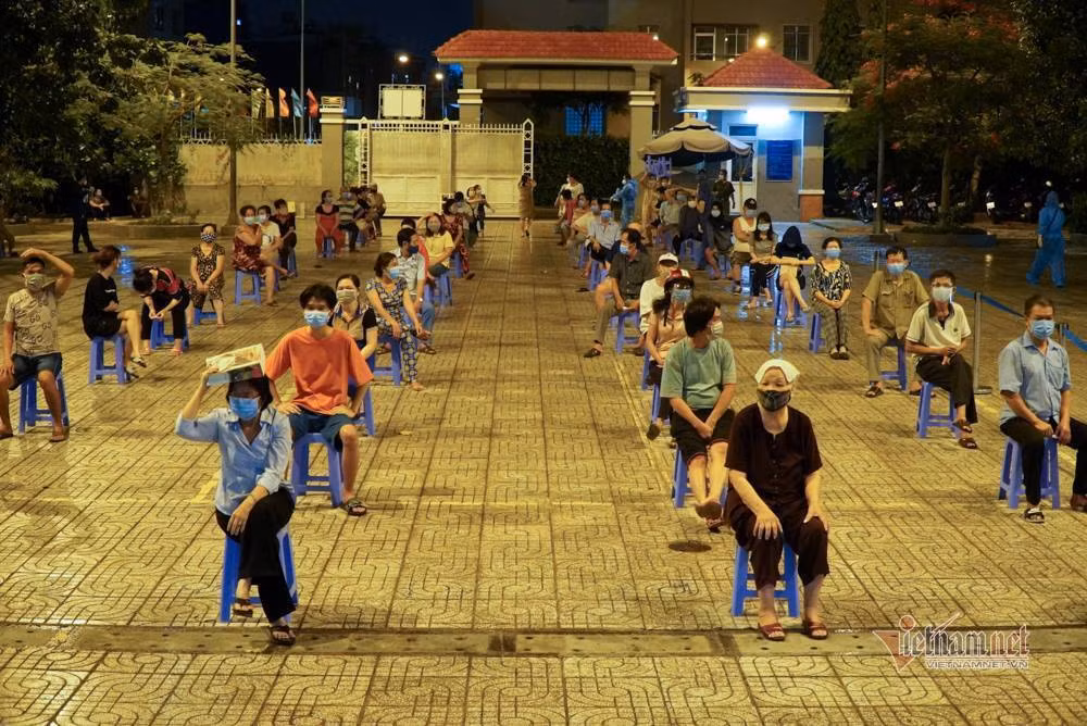 Phuong co nhieu ca Covid-19, quan Binh Tan xet nghiem 57.000 nguoi trong dem-Hinh-12