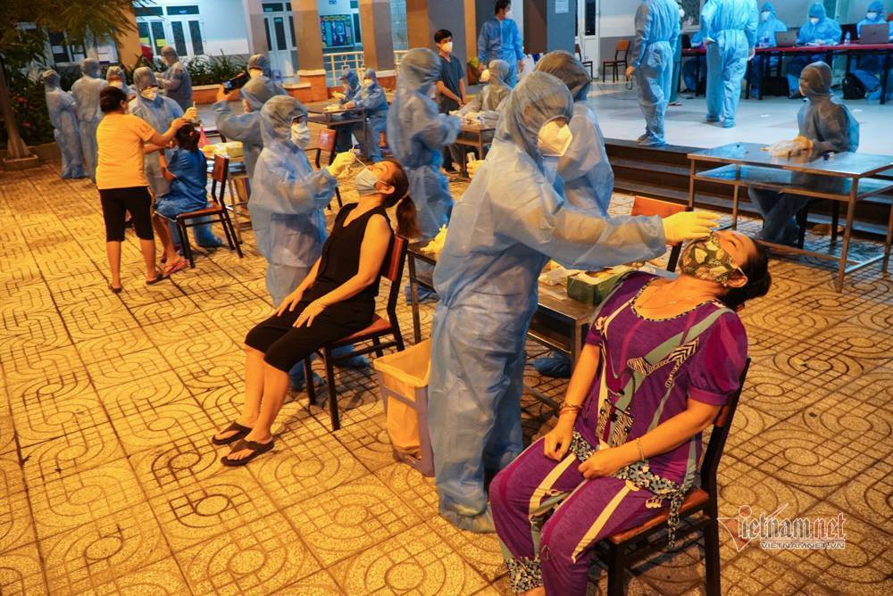 Phuong co nhieu ca Covid-19, quan Binh Tan xet nghiem 57.000 nguoi trong dem-Hinh-13
