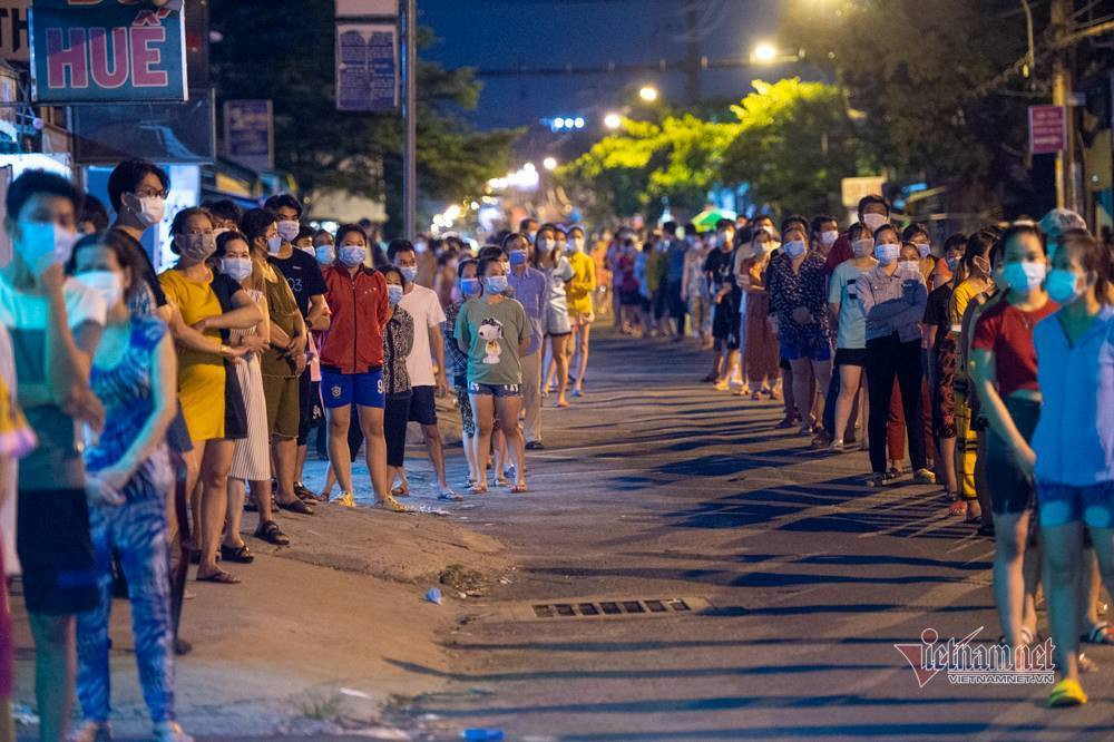 Phuong co nhieu ca Covid-19, quan Binh Tan xet nghiem 57.000 nguoi trong dem-Hinh-8
