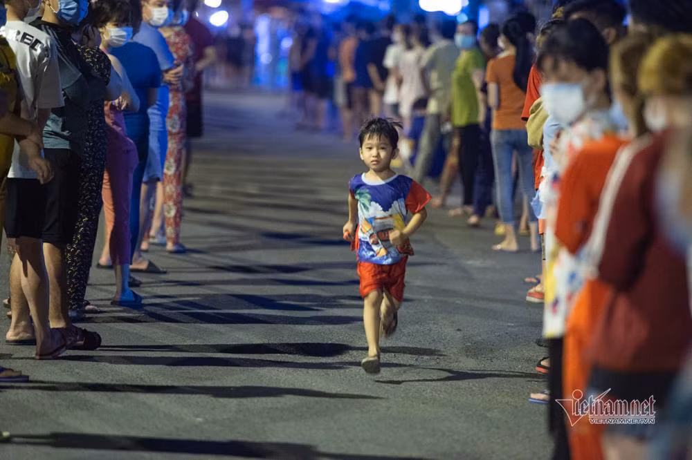 Phuong co nhieu ca Covid-19, quan Binh Tan xet nghiem 57.000 nguoi trong dem-Hinh-3