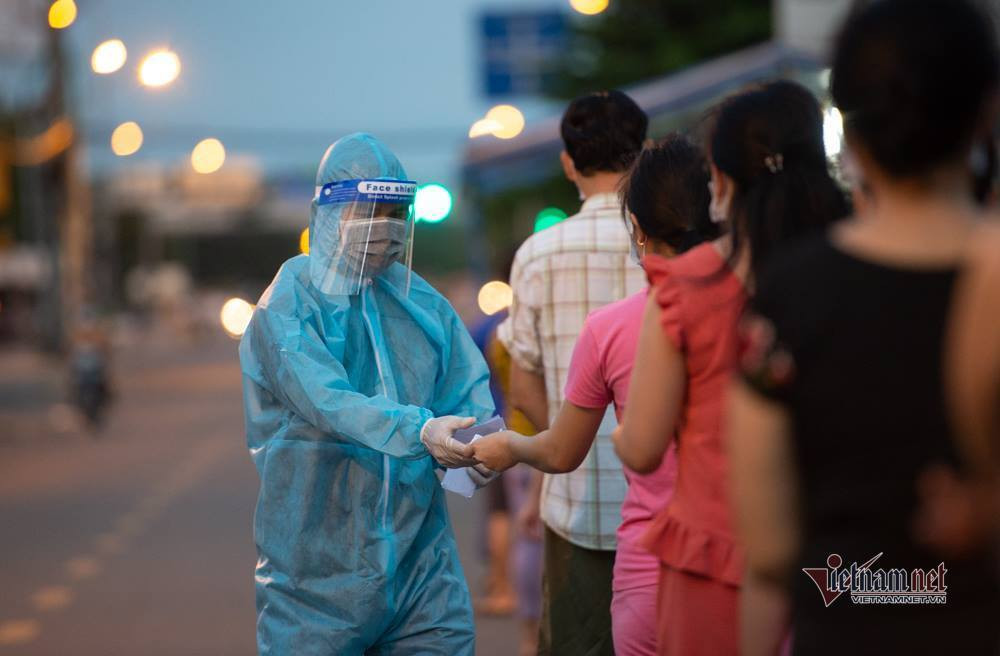 Phuong co nhieu ca Covid-19, quan Binh Tan xet nghiem 57.000 nguoi trong dem-Hinh-2