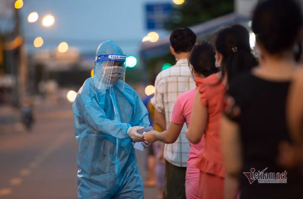 Phuong co nhieu ca Covid-19, quan Binh Tan xet nghiem 57.000 nguoi trong dem-Hinh-2