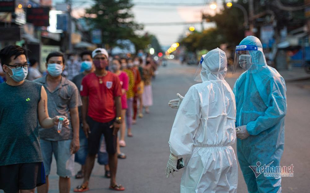 Phuong co nhieu ca Covid-19, quan Binh Tan xet nghiem 57.000 nguoi trong dem-Hinh-6