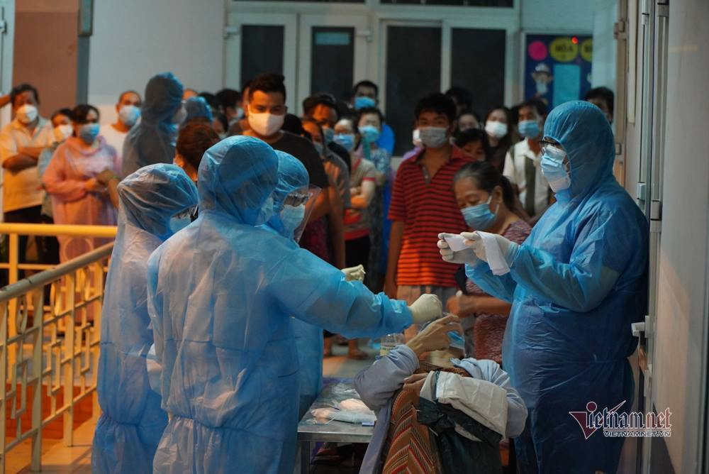 Phuong co nhieu ca Covid-19, quan Binh Tan xet nghiem 57.000 nguoi trong dem-Hinh-11