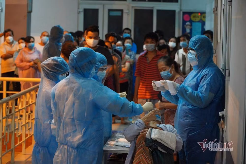 Phuong co nhieu ca Covid-19, quan Binh Tan xet nghiem 57.000 nguoi trong dem-Hinh-11