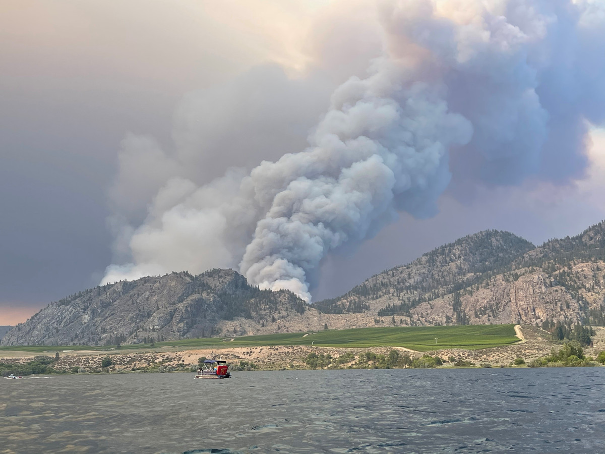Những cuộn khói bốc lên từ một đám cháy gần thị trấn Osoyoos thuộc tỉnh British Columbia, Canada.