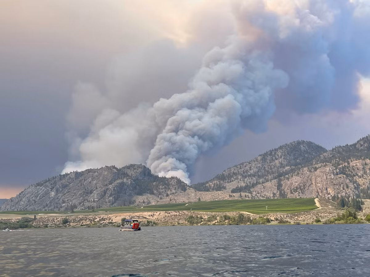 Những cuộn khói bốc lên từ một đám cháy gần thị trấn Osoyoos thuộc tỉnh British Columbia, Canada.