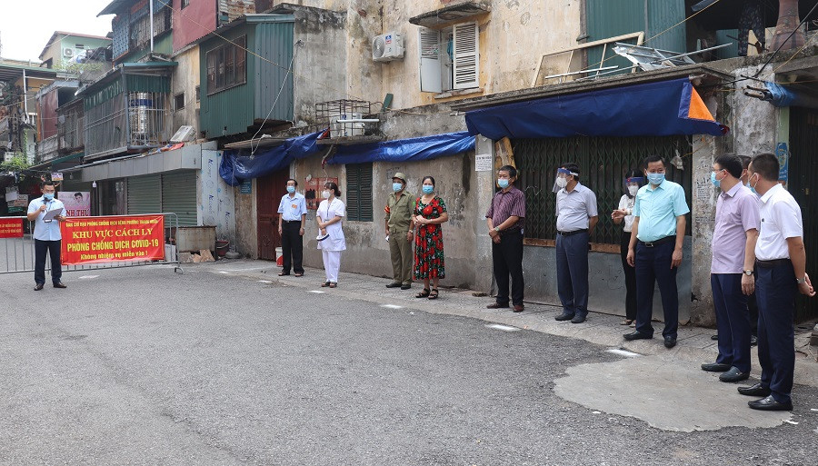 Quan Hai Ba Trung: Gan 1.400 nguoi dan phuong Thanh Nhan vui mung duoc go bo phong toa tam thoi