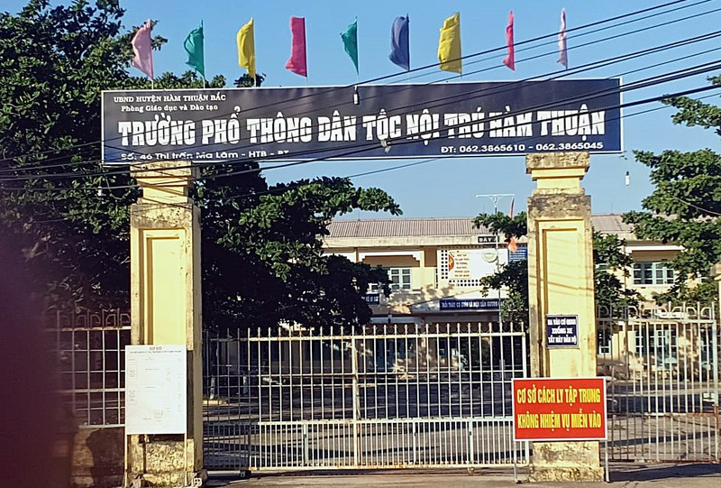 2 nguoi vi pham cach ly tai nha bi cuong che vao noi tap trung