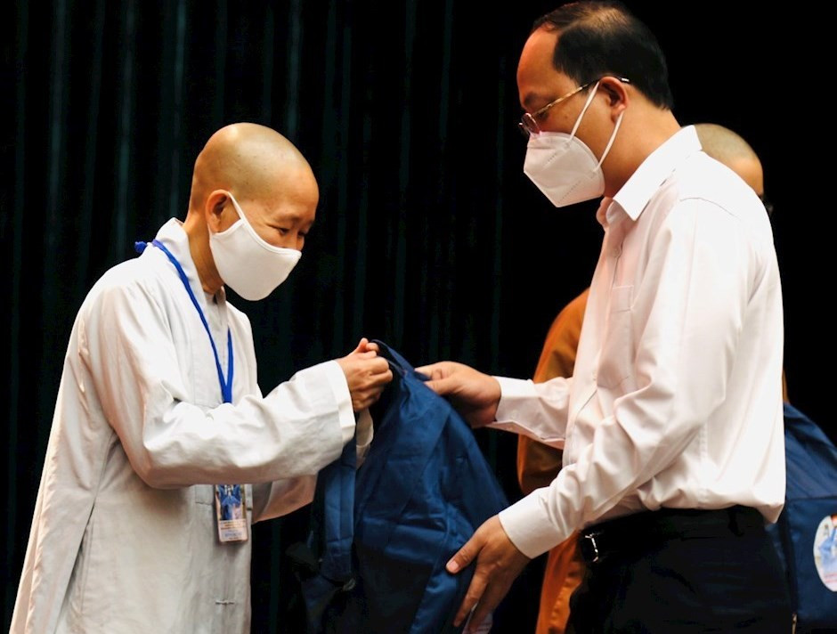 Coi ao tu hanh, khoac ao blue xong pha len tuyen dau chong dich-Hinh-4