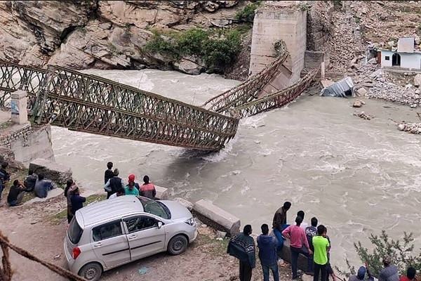 Lở đất đánh sập cầu ở Ấn Độ, nhiều người tử nạn ảnh 1