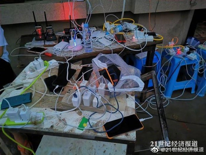 Một số nhân viên nhà máy Foxconn tại huyện Trung Mưu, Trịnh Châu cho biết nước lũ tràn vào khu sản xuất và dãy nhà điều hành. Tại ký túc xá, các nhân viên bị mắc kẹt, có thời điểm nước dâng lên nửa người. Ảnh: Weibo.