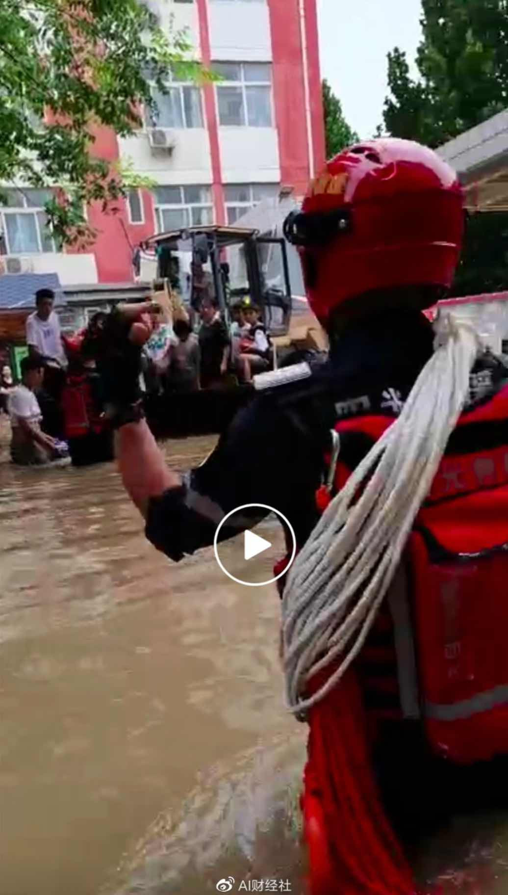 Chia sẻ với trang AI Finance and Economics, người tự nhận là em gái một nhân viên tại nhà máy Foxconn ở Trung Mưu cho biết anh trai cô và các công nhân mắc kẹt trong ký túc xá phải dùng chung sạc dự phòng để liên lạc. Do tín hiệu di động kém, anh chỉ có thể gửi tin nhắn sau khi leo lên sân thượng để bắt sóng điện thoại. Ảnh: Weibo.