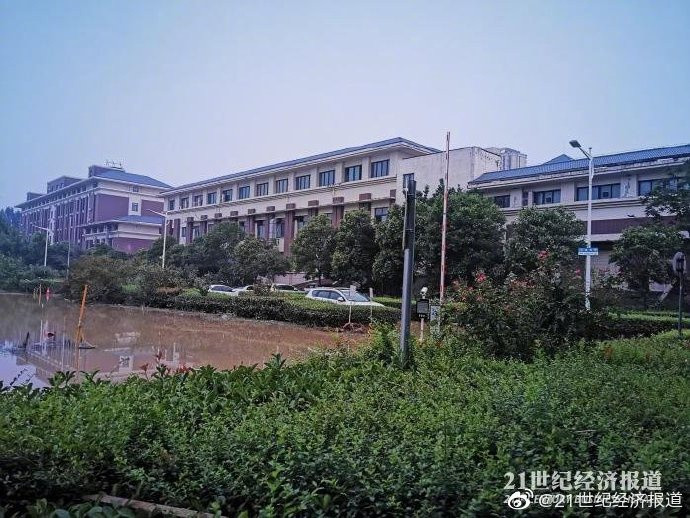 Foxconn cho biết đã áp dụng một số kế hoạch ứng phó khẩn cấp để ngăn chặn lũ tràn vào nhà máy. Đối tác sản xuất của Apple cũng nhấn mạnh các biện pháp này không ảnh hưởng đến máy móc sản xuất và sẽ sớm đưa hệ thống trở lại hoạt động bình thường Ảnh: Weibo.