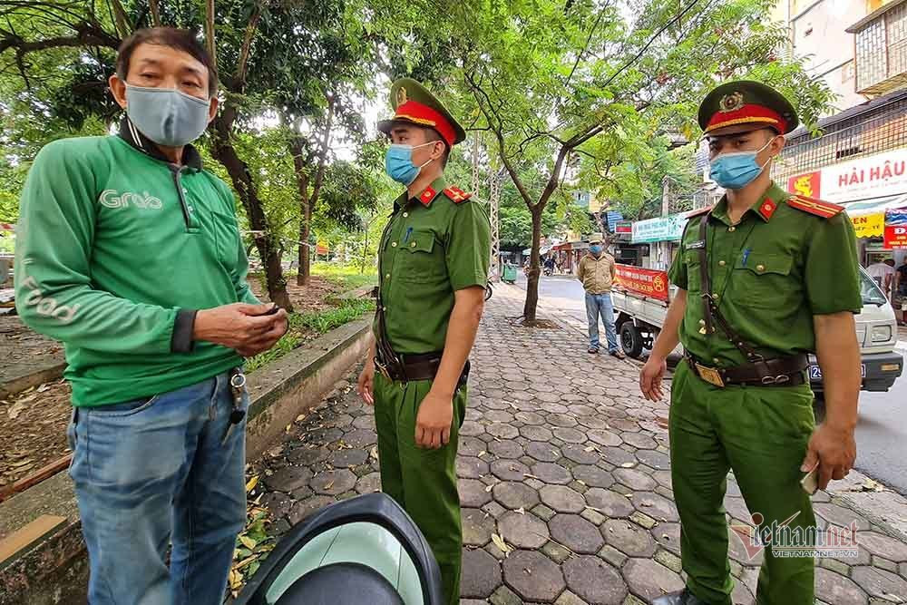 Theo chan luc luong xu phat nguoi ra duong khong ly do can thiet o Ha Noi