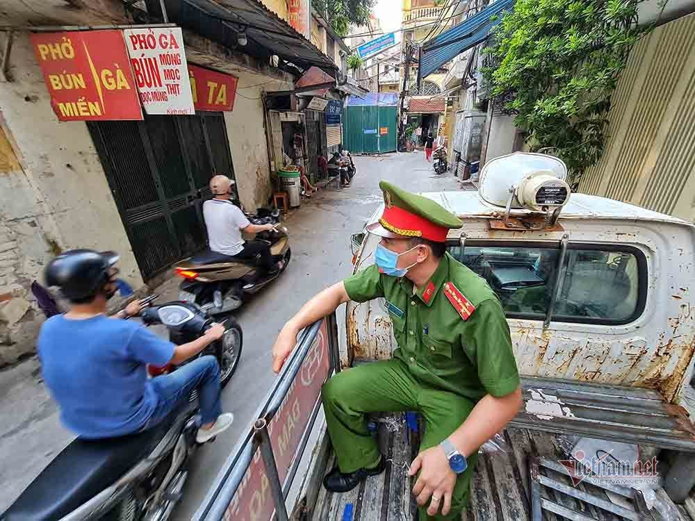 Theo chan luc luong xu phat nguoi ra duong khong ly do can thiet o Ha Noi-Hinh-5