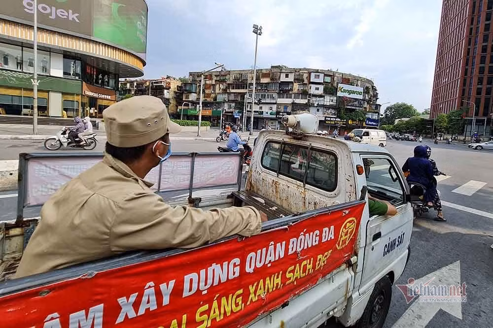 Theo chan luc luong xu phat nguoi ra duong khong ly do can thiet o Ha Noi-Hinh-2
