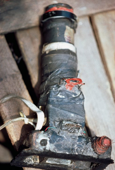 Để tạo ống kính, Tichý dùng dao cắt thủy tinh Plexiglas. Tiếp theo, ông đặt ống kính bằng cách dùng giấy nhám thô.