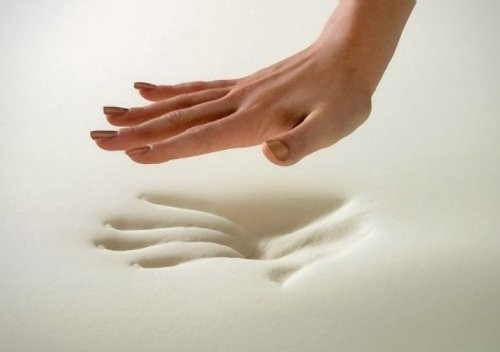 Temper foam được các nhà du hành vũ trụ phát minh nhằm thiết kế loại đệm bảo vệ cơ thể khi họ bay trở về trái đất trong tàu vũ trụ. Đến năm 1991, hợp chất này được sử dụng rộng rãi để làm đệm ngủ cho tất cả mọi người.