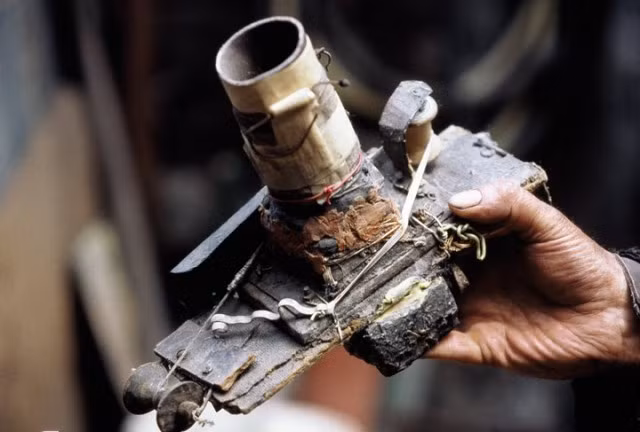 Màn chập chỉ đơn giản là một miếng ván ép được cắt lỗ. Sau đó, Tichý đặt một vài thấu kính trong thân ống kính chụp từ xa được làm từ ống giấy hoặc ống nước. Dây đeo cổ thì càng đơn giản hơn nữa.