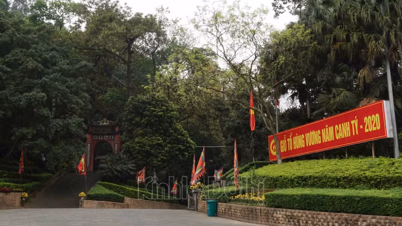 Đặc biệt sau Chỉ thị 16/CT-TTg yêu cầu cách ly toàn xã hội từ ngày 1/4 của Thủ tướng Chính phủ, Khu du tích lịch sử đền Hùng trở nên im ắng hẳn.