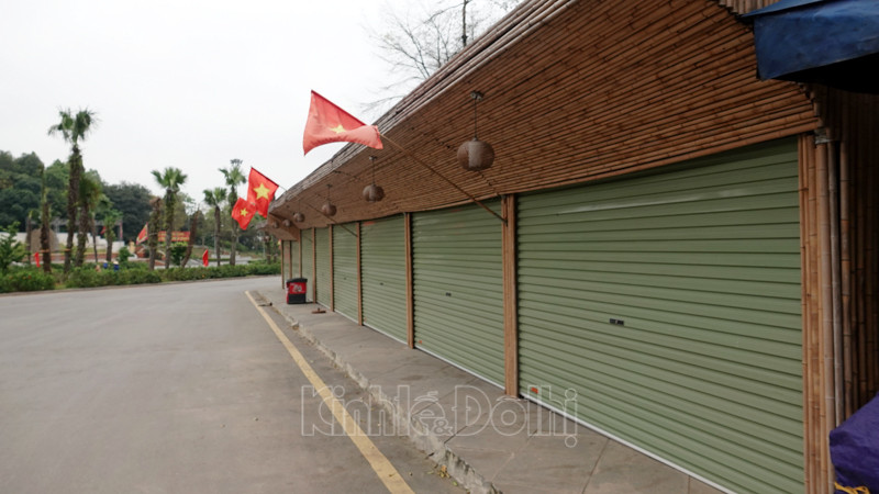 Cụ thể, tạm dừng các hoạt động kinh doanh, dịch vụ, như: Chụp ảnh, vận chuyển khách tham quan bằng xe điện; dịch vụ bán hàng (ăn uống, nước giải khát, đồ lưu niệm, vui chơi, giải trí). Các tổ chức, cá nhân kinh doanh phải có trách nhiệm tự trông coi, bảo vệ hàng hóa tại quầy; thường xuyên kiểm tra hệ thống mạng lưới điện, đề phòng cháy nổ...