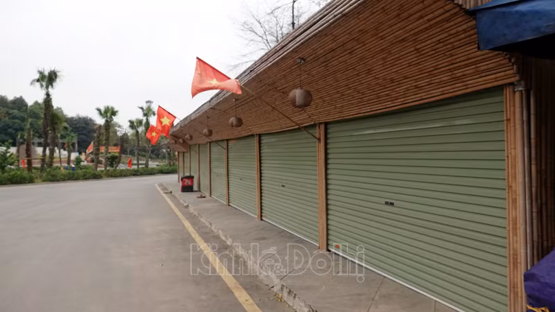 Cụ thể, tạm dừng các hoạt động kinh doanh, dịch vụ, như: Chụp ảnh, vận chuyển khách tham quan bằng xe điện; dịch vụ bán hàng (ăn uống, nước giải khát, đồ lưu niệm, vui chơi, giải trí). Các tổ chức, cá nhân kinh doanh phải có trách nhiệm tự trông coi, bảo vệ hàng hóa tại quầy; thường xuyên kiểm tra hệ thống mạng lưới điện, đề phòng cháy nổ...