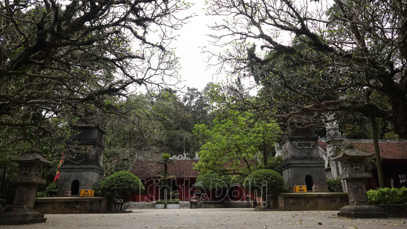 Trên núi Nghĩa Lĩnh (còn gọi là núi Cả theo địa phương hay các tên khác: Núi Hùng, núi Hy Cương), tại các đền Hạ, đền Trung và đền Thượng cũng thực hiện nghiêm quy định không đón khách viếng thăm.