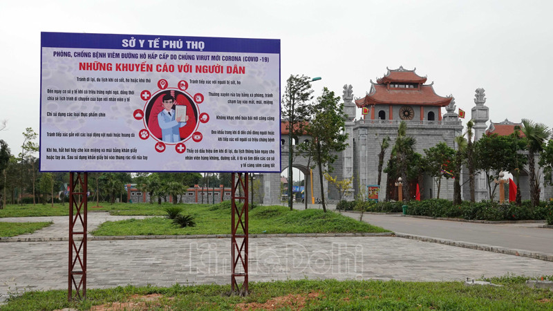 Pano tuyên truyền phòng, chống dịch Covid-19 được dựng bên trong khu quảng trường.