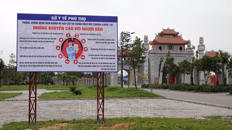 Pano tuyên truyền phòng, chống dịch Covid-19 được dựng bên trong khu quảng trường.