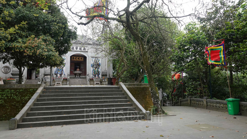 Khung cảnh trước cửa đền Thượng chiều 1/4 - nơi sẽ làm lễ dâng hương trong sáng ngày 10/3 Âm lịch hàng năm vẫn cửa đóng thiên cài.