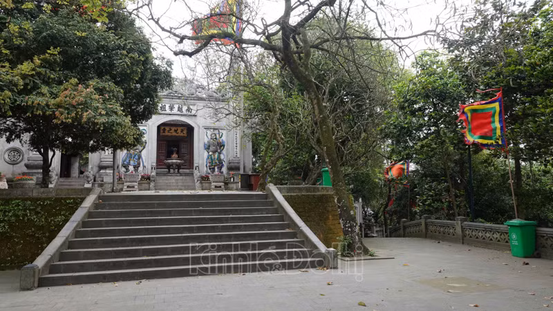 Khung cảnh trước cửa đền Thượng chiều 1/4 - nơi sẽ làm lễ dâng hương trong sáng ngày 10/3 Âm lịch hàng năm vẫn cửa đóng thiên cài.