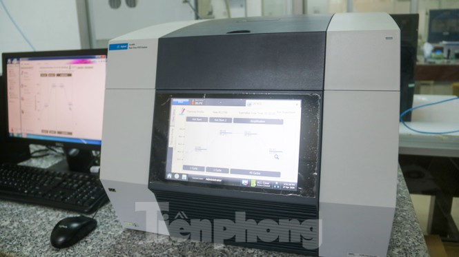 ##s###Màn hình máy nhân gen và đọc kết quả hiện thị kết quả một mẫu phẩm có kết quả âm tính với SARS-CoV-2. Máy này được kết nối trực tiếp với máy tính của CDC Đà Nẵng để khẩn trương cập nhật kết quả xét nghiệm có đợt mẫu phẩm. Ảnh: Nguyễn Thành