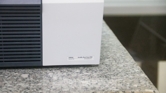 ##s###Máy có trị giá gần 1,4 tỷ đồng. Đây là một trong ba máy thuộc hệ thống máy xét nghiệm tự động Real-time PCR. Hai máy còn lại là máy chia mẫu và tách chiết ADN/ARN tự động. Ảnh: Nguyễn Thành