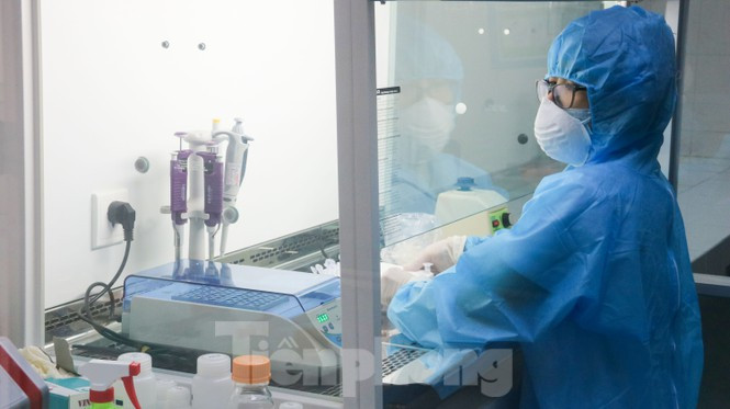 ##s###Riêng máy chia mẫu tự động và máy tách chiết ADN/ARN tự động CDC chưa để xuất thành phố mua sắm vì chưa cần thiết. Do đó, các kỹ thuật viên khoa xét nghiệm của CDC Đà Nẵng phải thực hành thủ công. Công việc này đòi hỏi phải có trình độ chuyên môn, tay nghề cao và mất thời gian. Ảnh: Nguyễn Thành