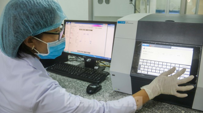 ##s###Sau khi tách chiết để lấy lõi ADN của virus SARS-CoV-2, mẫu phẩm sẽ được cho vào máy nhân gen và đọc kết quả để cho kết quả. Từ tháng 3 đến nay, CDC Đà Nẵng đã thực hiện xét nghiệm hơn 5.000 mẫu bệnh phẩm. Trong đó có 6 mẫu bệnh phẩm dương tính với SARS-CoV-2. Cả 6 bệnh nhân đã được Bệnh viện Đà Nẵng chữa trị khỏi. Ảnh: Nguyễn Thành