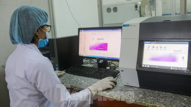 ##s###Theo bác sĩ Tôn Thất Thạnh - Giám đốc CDC Đà Nẵng, từ năm 2015, CDC Đà Nẵng (khi đó là Trung tâm Y tế dự phòng) đã mua sắm máy Real-time PCR để phục vụ công tác dự phòng, cụ thể là để xét nghiệm các tác nhân vi sinh vật gây ra một số bệnh khác như: sốt xuất huyết, viêm não Nhật Bản, tay chân miệng… Ảnh: Nguyễn Thành