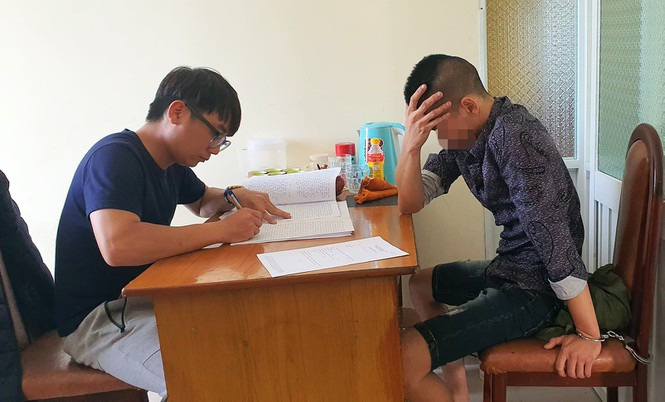 Chồng bị tạm giam, vợ 18 tuổi bế con nhập nhóm 'chơi' ma túy Chong bi tam giam, vo 18 tuoi be con nhap nhom 'choi' ma tuy