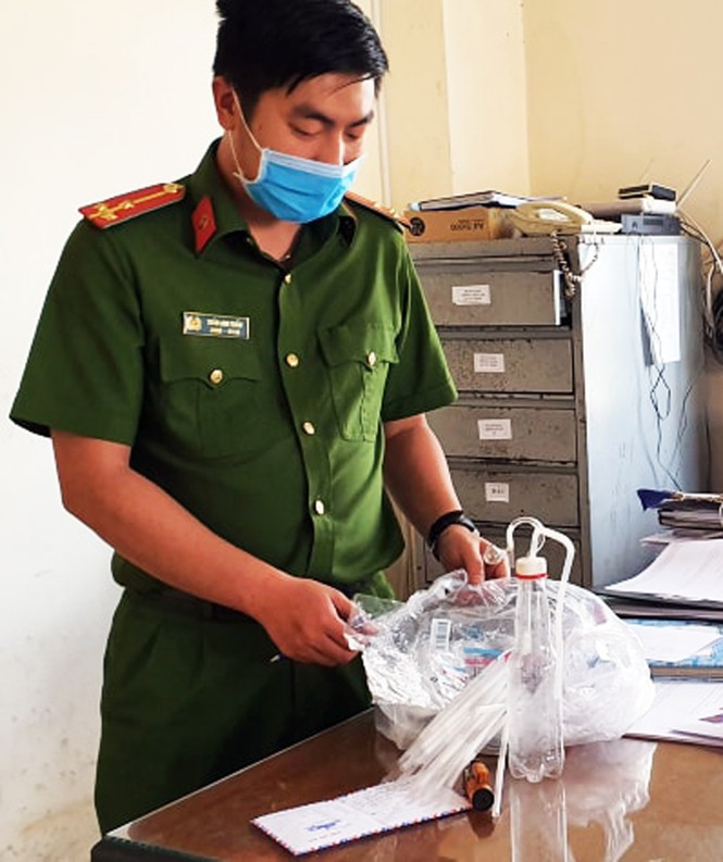 Chồng bị tạm giam, vợ 18 tuổi bế con nhập nhóm 'chơi' ma túy - Hình 3 Chong bi tam giam, vo 18 tuoi be con nhap nhom 'choi' ma tuy-Hinh-3