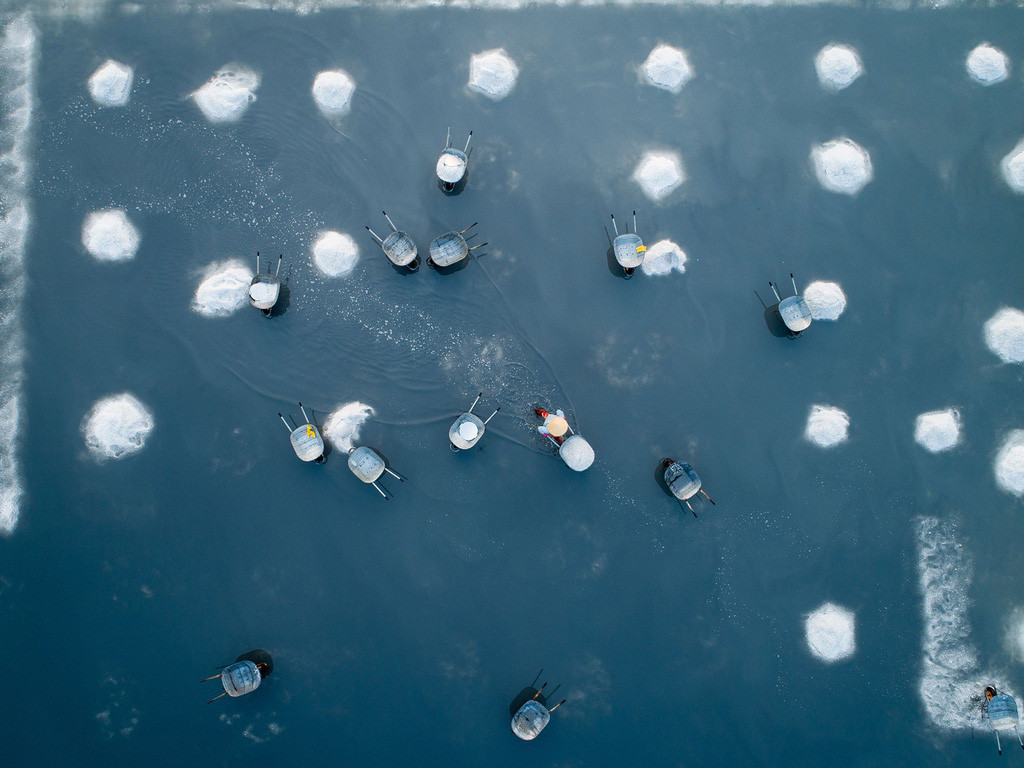 Nông dân đang thu hoạch muối ở cánh đồng Hòi Khói, Nha Trang, vào mùa khô. Ở đây, muối được thu hoạch thủ công từ những cánh đồng dọc theo bãi biển Dốc Lết. Ảnh: Thien Nguyen.