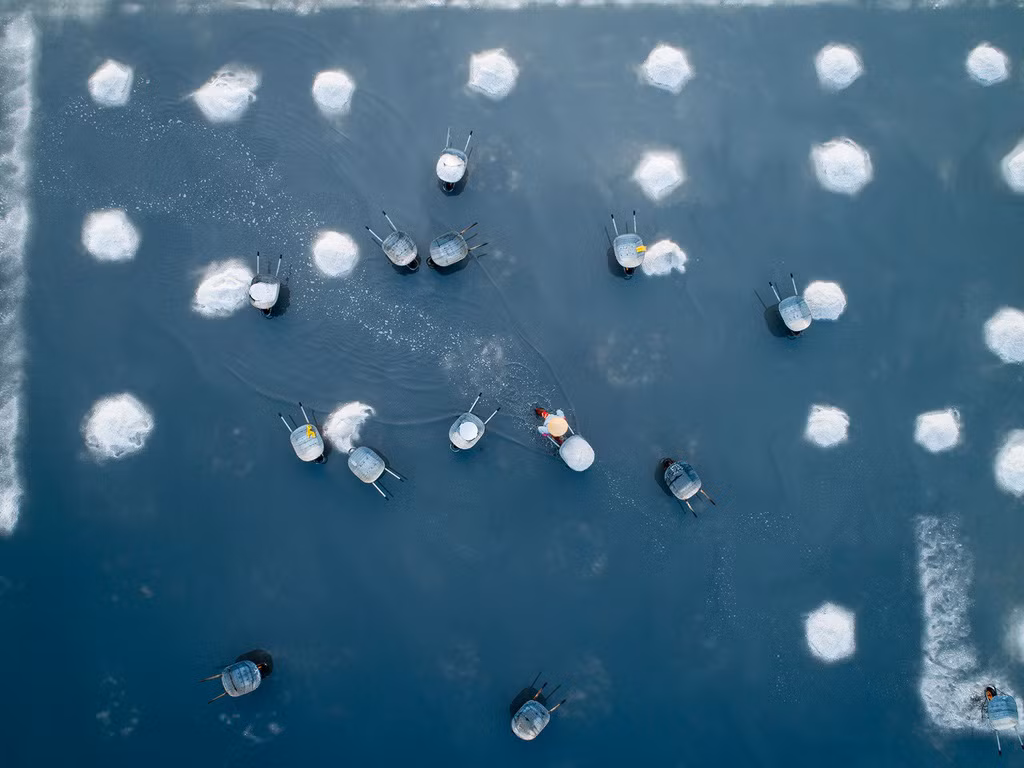 Nông dân đang thu hoạch muối ở cánh đồng Hòi Khói, Nha Trang, vào mùa khô. Ở đây, muối được thu hoạch thủ công từ những cánh đồng dọc theo bãi biển Dốc Lết. Ảnh: Thien Nguyen.