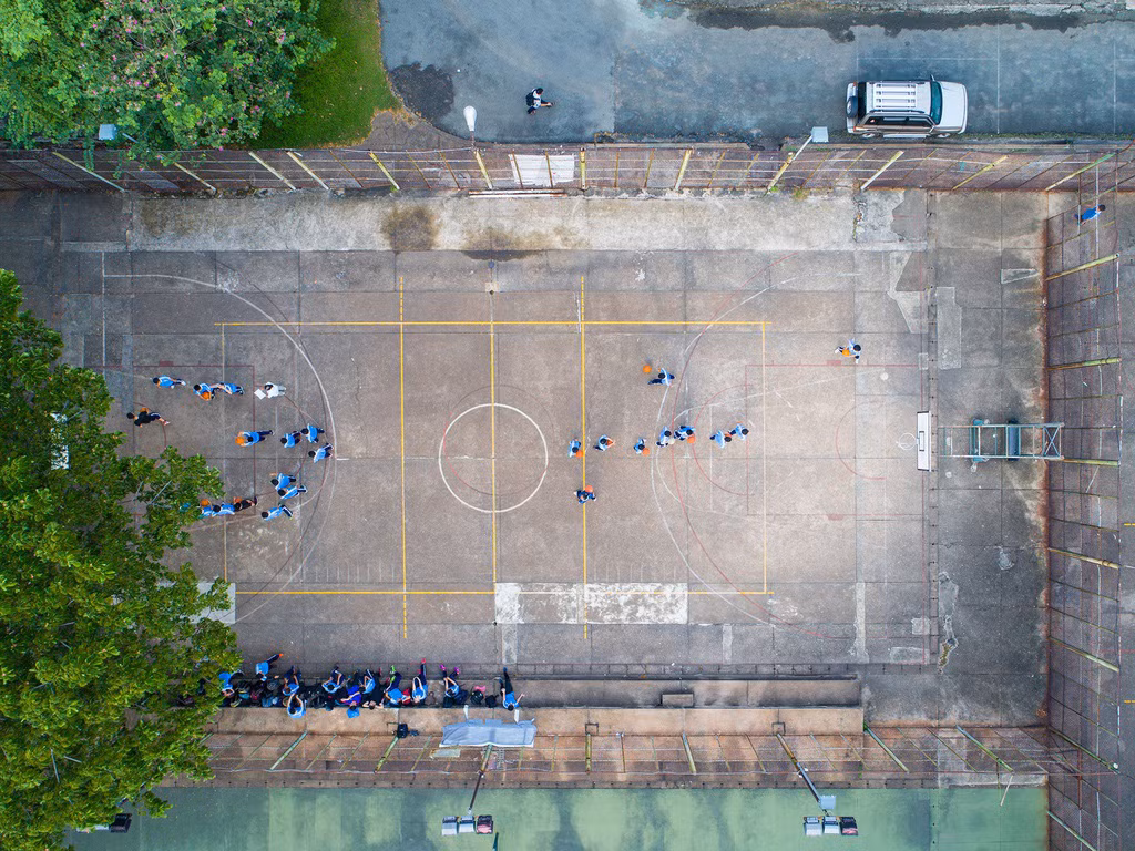 Các sinh viên tập trung tại sân bóng rổ tại một trường đại học ở TP.HCM để chuẩn bị cho phần thi cuối kỳ môn thể dục. Ảnh: Thien Nguyen.