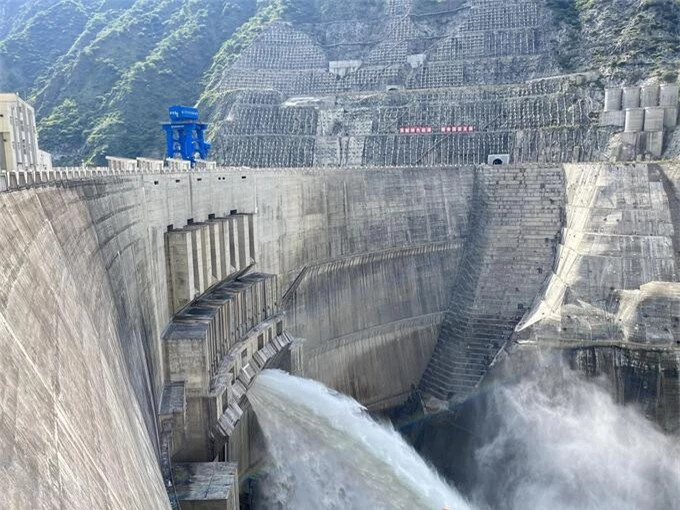 Sieu thuy dien cao thu 2 the gioi, 'ngon' gan 230 nghin ty