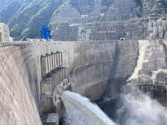 Sieu thuy dien cao thu 2 the gioi, 'ngon' gan 230 nghin ty